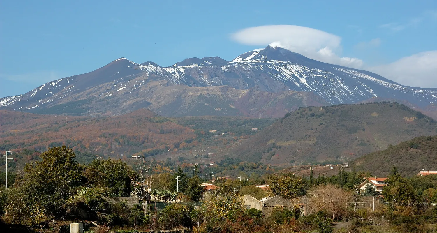 La cima dell'Etna con la neve