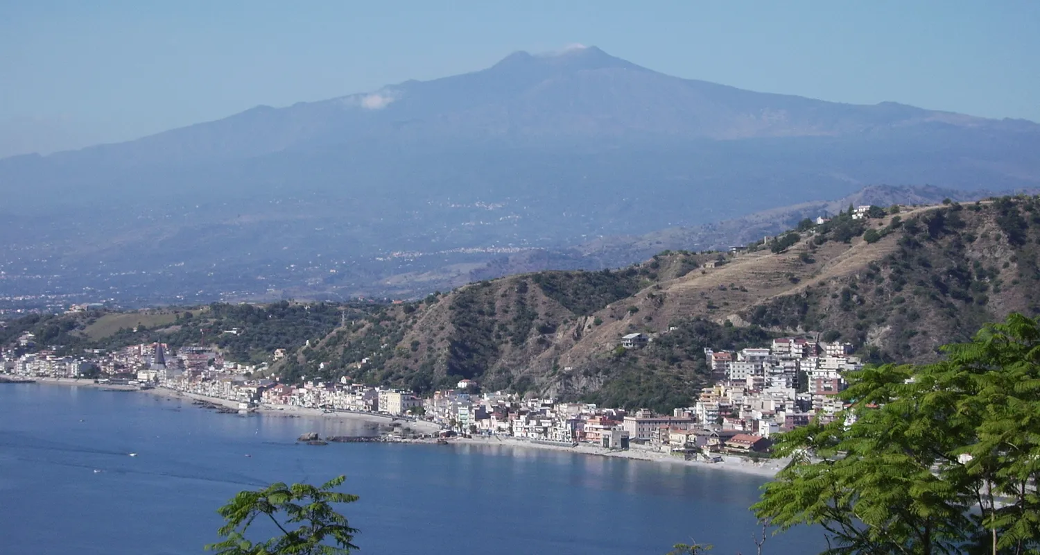 L'Etna sopra la baia di Giardini Naxos